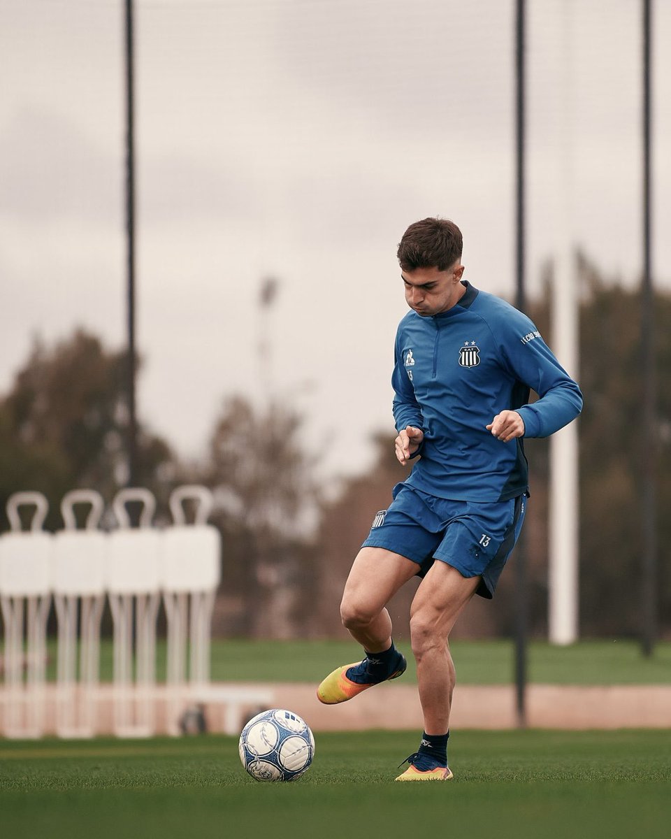 Aabriltosetto1's tweet photo. #TALLERES | 🤔 ¿Qué tanta diferencia le saca Fascendini a Santiago Fernández para ser titular indiscutido? 

👉🏽 Sabemos que Fernández no está atravesando su mejor momento defensivamente. Pero me cuesta entender que la diferencia sea tan grande para que Fascendini juegue siempre y comparta dupla con Catalán. 

🤷🏽‍♀️ Creo que la gran mayoría de hinchas de la “T” elegirían a Santiago Fernández desde el arranque.