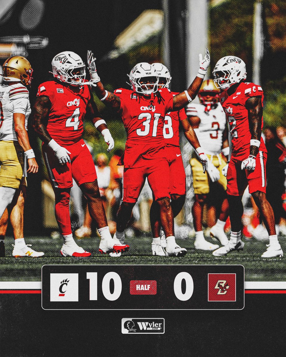 GoBearcatsFB's tweet photo. Up at the break!

#GoBearcats https://t.co/vlEQAjzGeS