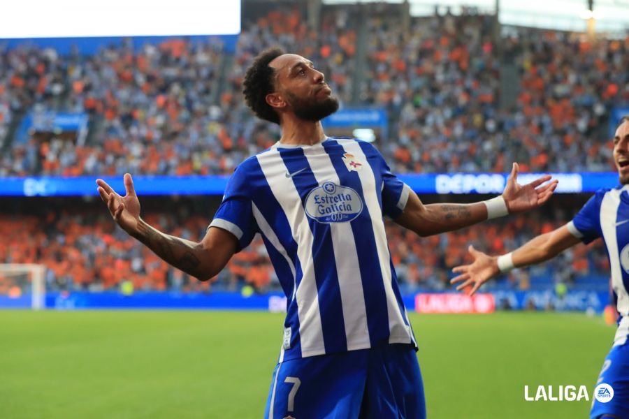 AlbertOrtegaES1's tweet photo. Aubameyang lleva 4 goles en LaLiga, los mismos que Mbappé.

El delantero del Deportivo de A Coruña ha necesitado 13 disparos. El delantero del Real Madrid ha necesitado 31 disparos.

Aubameyang tiene 37 años. https://t.co/Fkx3YwEBtH