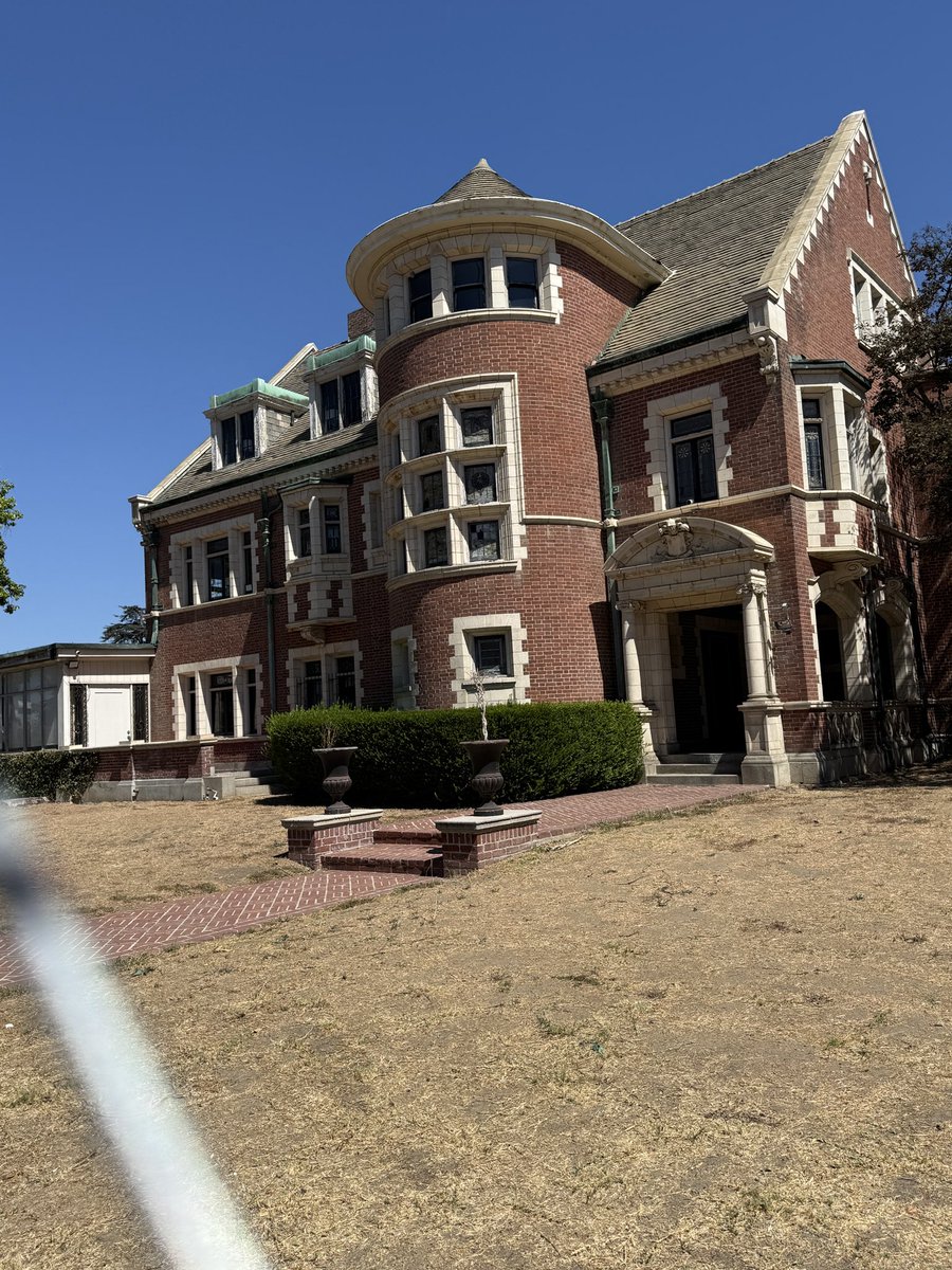 emmarobcerts's tweet photo. i know my way around this murder house…. https://t.co/qTslBiUVxo