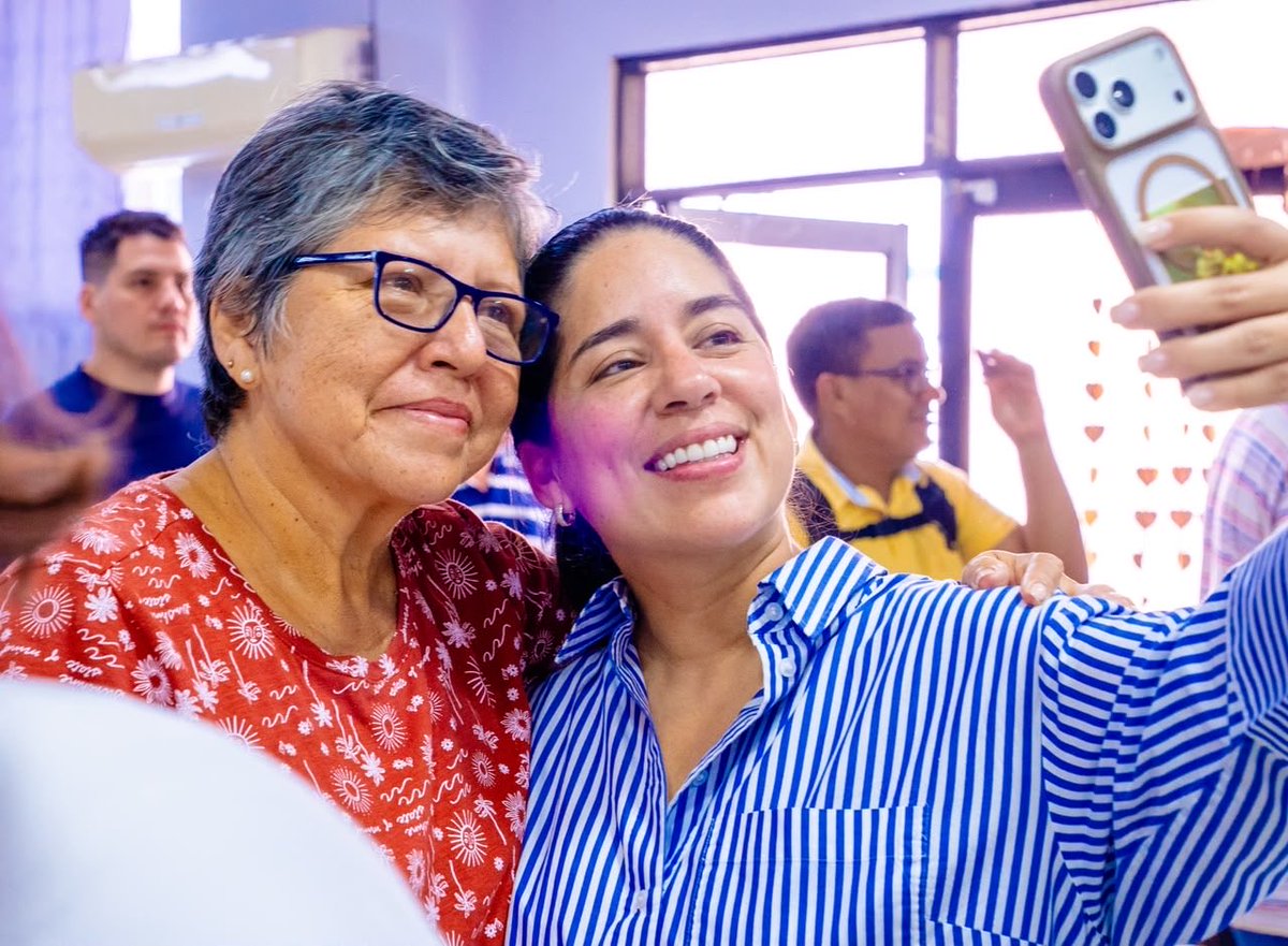 MLuzarragaEc's tweet photo. Hoy estuve en La Atarazana, el barrio donde crecí.

Entre tanta gente, me encontró un rostro conocido, era Sarita, la señora que conducía el expreso de mi escuela. 

La vi y me quebré. La abracé y, por un instante, volví a ser esa niña que recorría estas calles soñando en grande.

Hay lugares a los que uno no vuelve, porque nunca se fueron de uno. ❤️