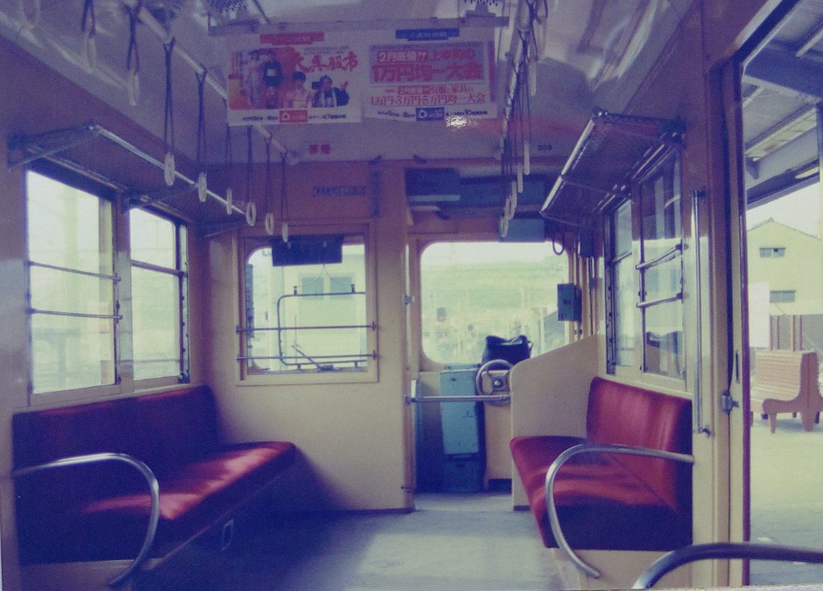 hiroyuki189202's tweet photo. 近鉄400系ﾓ409-ｸ309
最後まで残った元奈良電更新車。
15㍍級湘南顔車体で、運転室も半室構造でした。
画像は生駒線で引退直前の1983��。 https://t.co/Y4VbffAVx8