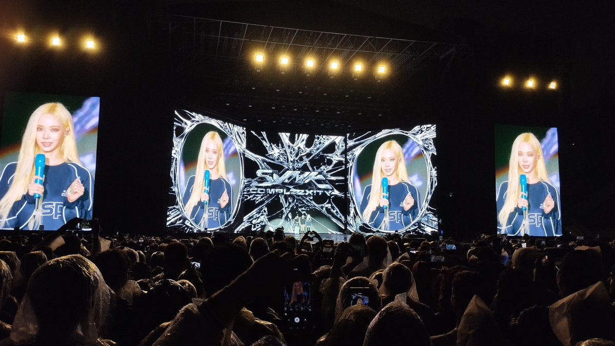 Rafesan27's tweet photo. Ainda sem acreditar que vi elas pessoalmente, que show incrível, podia ter durado a noite toda, msm com o corpo todo doendo kkk
E sim, obviamente eu esperei a winter aparecer no telão pra tirar a foto, ela é uma princesa msm de tão linda, como pode né, amo mt ela https://t.co/F8lwemEdon