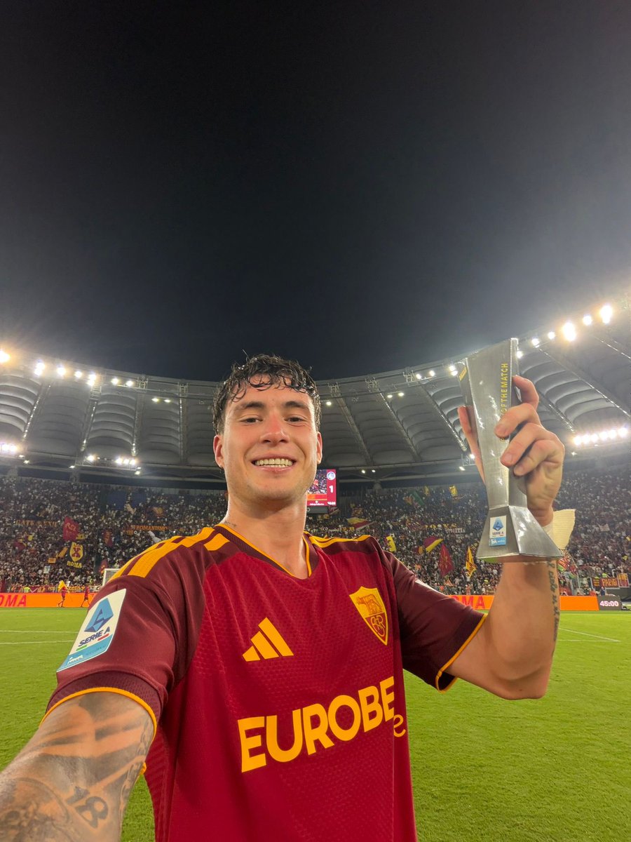 OfficialASRoma's tweet photo. 1️⃣8️⃣ 🤳 😍

#ASRoma https://t.co/fDfMgfoW9O