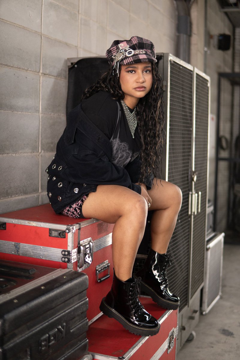 tiamilenabbb's tweet photo. Bora para o segundo dia de Rock In Rio 🖤 https://t.co/mVC9ABfDQQ