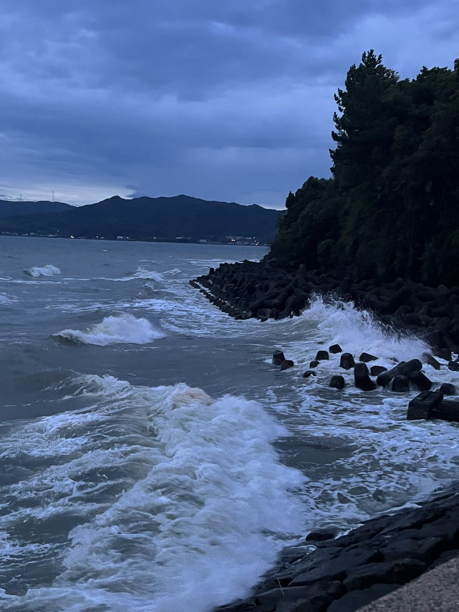 Daisuke32057763's tweet photo. “Red sky in the morning, sailors take warning.”  朝焼けの空は船乗りの警告
 欧州諺より
＃いまそら
＃有明海の夜明けと荒波
台風の影響で風が強く
いつも���かな有明海も激しい波が…😰
皆様もお気を付けを🙏
本日も佳きお目覚めを🍁
1曲
Måneskin 
FEEL 
https://t.co/NGwDd2HVVR @YouTube https://t.co/mfT6hE8j1Z