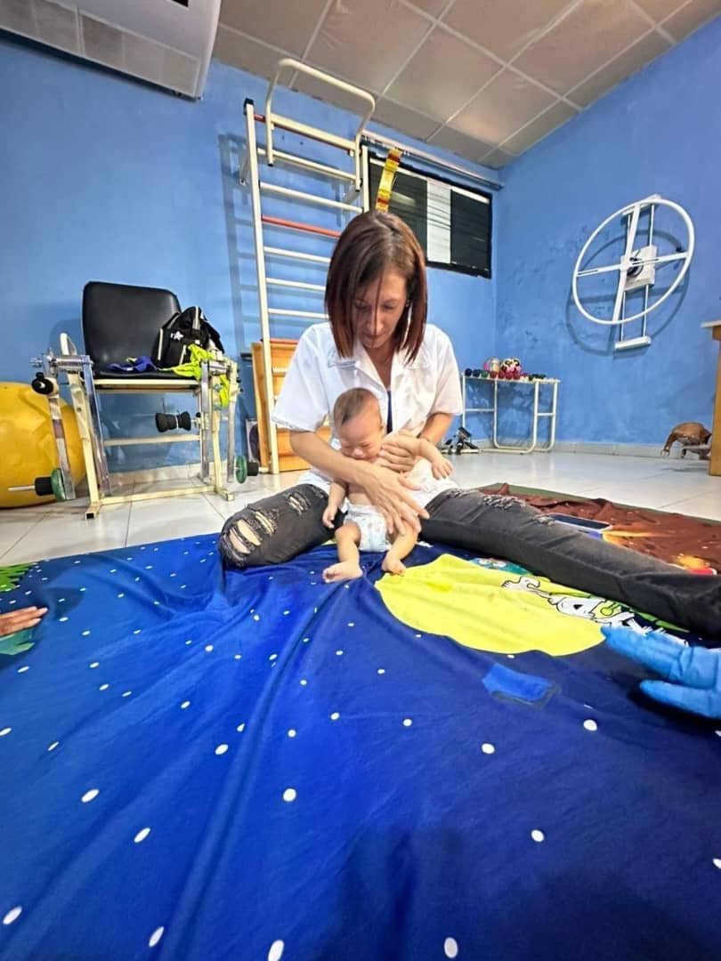 cubacooperaven's tweet photo. Desde el estado Monagas, la Brigada Médica Cubana transforma vidas con amor y profesionalismo. Terapia física infantil con la Lic. Yohandra Moraga en el CDI César Gaetano Suppini (Maturín), y atención logopédica con la Lic. Katiuska Rodríguez en el CDI Juana Ramírez (Sotillo). https://t.co/w3uYfC5xyB