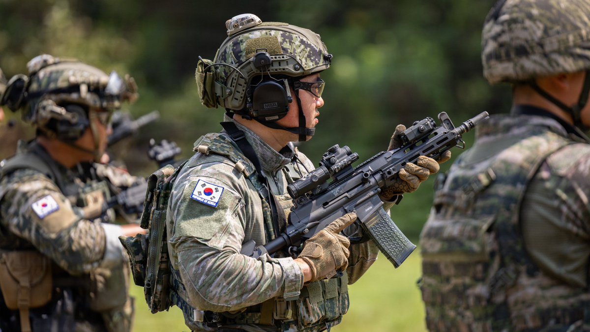 Remnantize's tweet photo. ROK marines with 3rd Reconnaissance Battalion, 6th Marine Brigade, 2026 https://t.co/fZPxJfNzs7