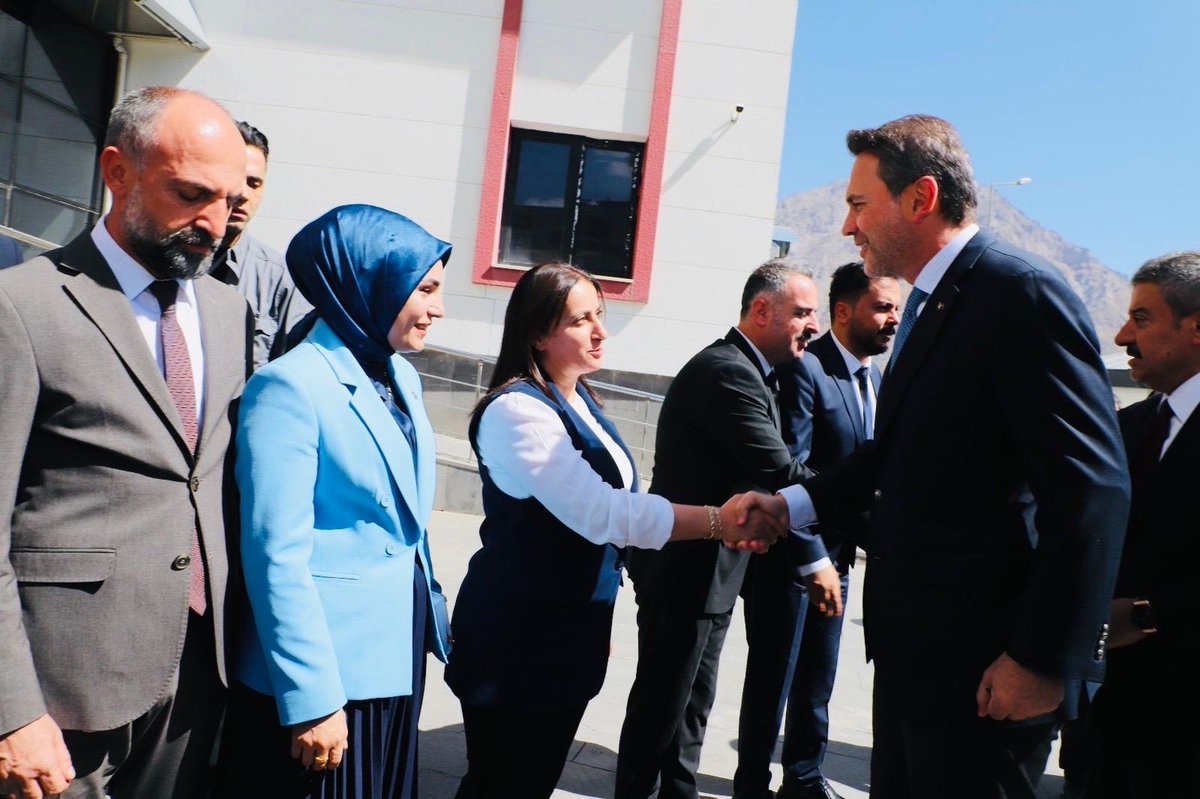 MunevverErtus's tweet photo. 📍Hakkari

Bir dizi ziyaret ve temaslarda bulunmak üzere ilimize teşrif eden, Enerji ve Tabii Kaynaklar Bakanımız Sayın @aBayraktar1 ve Şırnak Milletvekilimiz Sayın @TatarArslan'ı Hakkari’mizde ağırladık.

Hakkari Valiliğimizi ziyaret edip ardından AK Parti İl Başkanlığımızda teşkilatımızla bir araya geldik. "Türkiye Yüzyılı Buluşmaları"nı büyük çoşkuyla gerçekleştirdik.

Kardeşlikle kenetlenen, istikrarla güçlenen Türkiye'miz için hep birlikte çalışmaya devam ediyoruz. İlimizi teşrifleri ve nazik ziyaretleri dolayısıyla Sayın Bakanımıza en kalbi şükranlarımı sunuyorum.