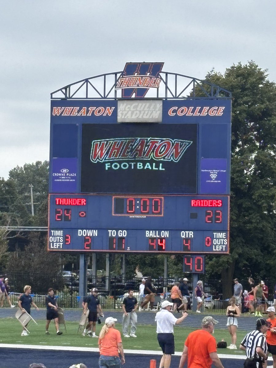 LeonGonzalez___'s tweet photo. Had an amazing game day visit with @WheatonFB today. Always great talking to @Coach__Fay and Coach Scott. Great seeing a Thunder victory!!! #letsroll https://t.co/Jy9eGN8oHu