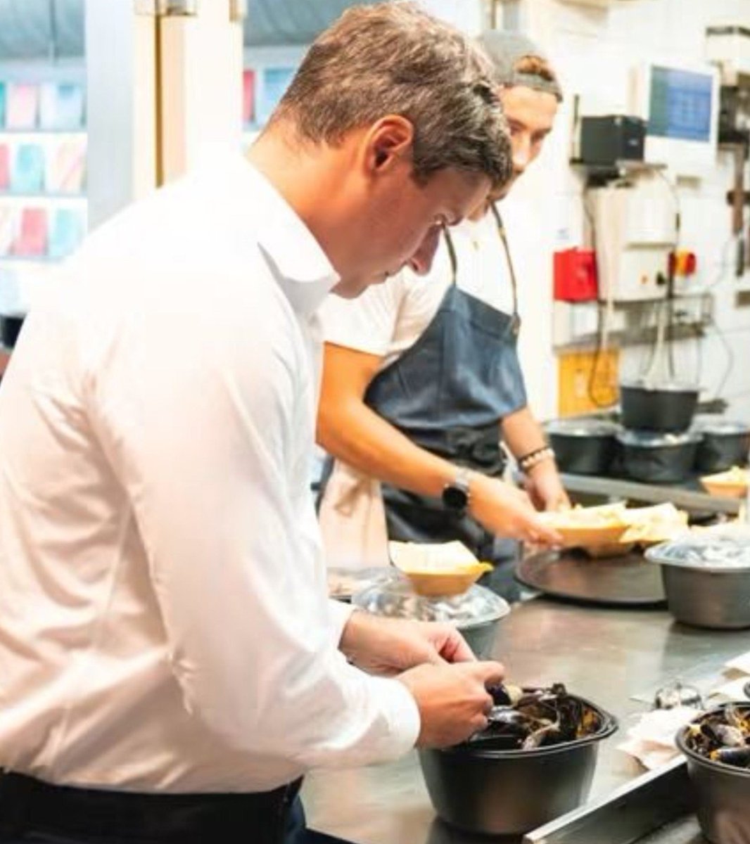 PEGASE83000's tweet photo. 🔴ALERTE: Instant historique : C'est la première fois de sa vie que Gabriel Attal touche des moules.

Il faut un début à tout. Qu'on se le dise. https://t.co/myyjsbXzU4