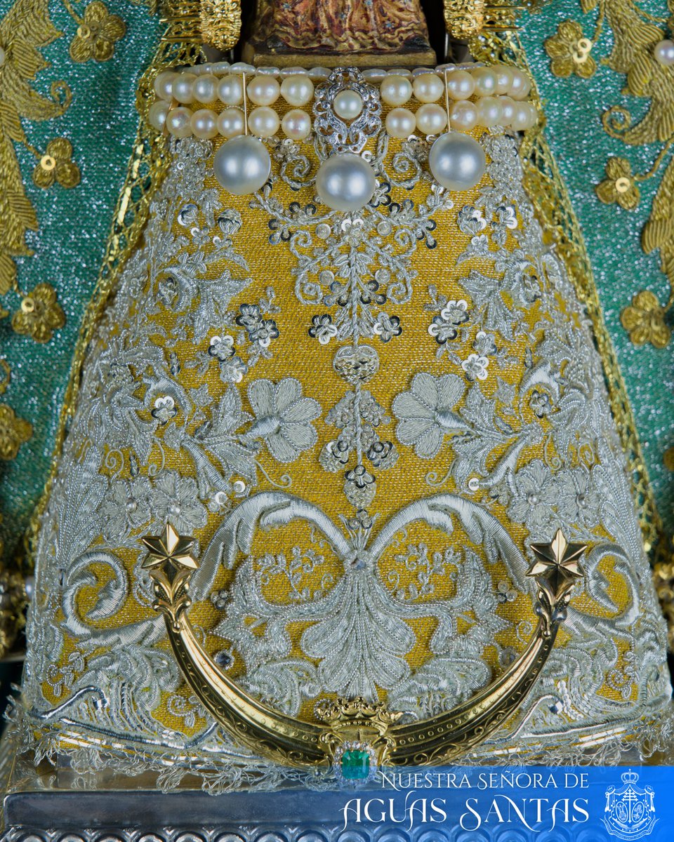 H_AguasSantas's tweet photo. Santa María de Aguas Santas ha sido revestida por sus camareras para la celebración de su Solemne Novenario y Salida Procesional.

Luce saya en tisú de oro bordada en plata; manto en tisú verde mar bordado en oro; así como juego de ráfaga, coronas y medialuna de oro. https://t.co/K3XPeSf6sN