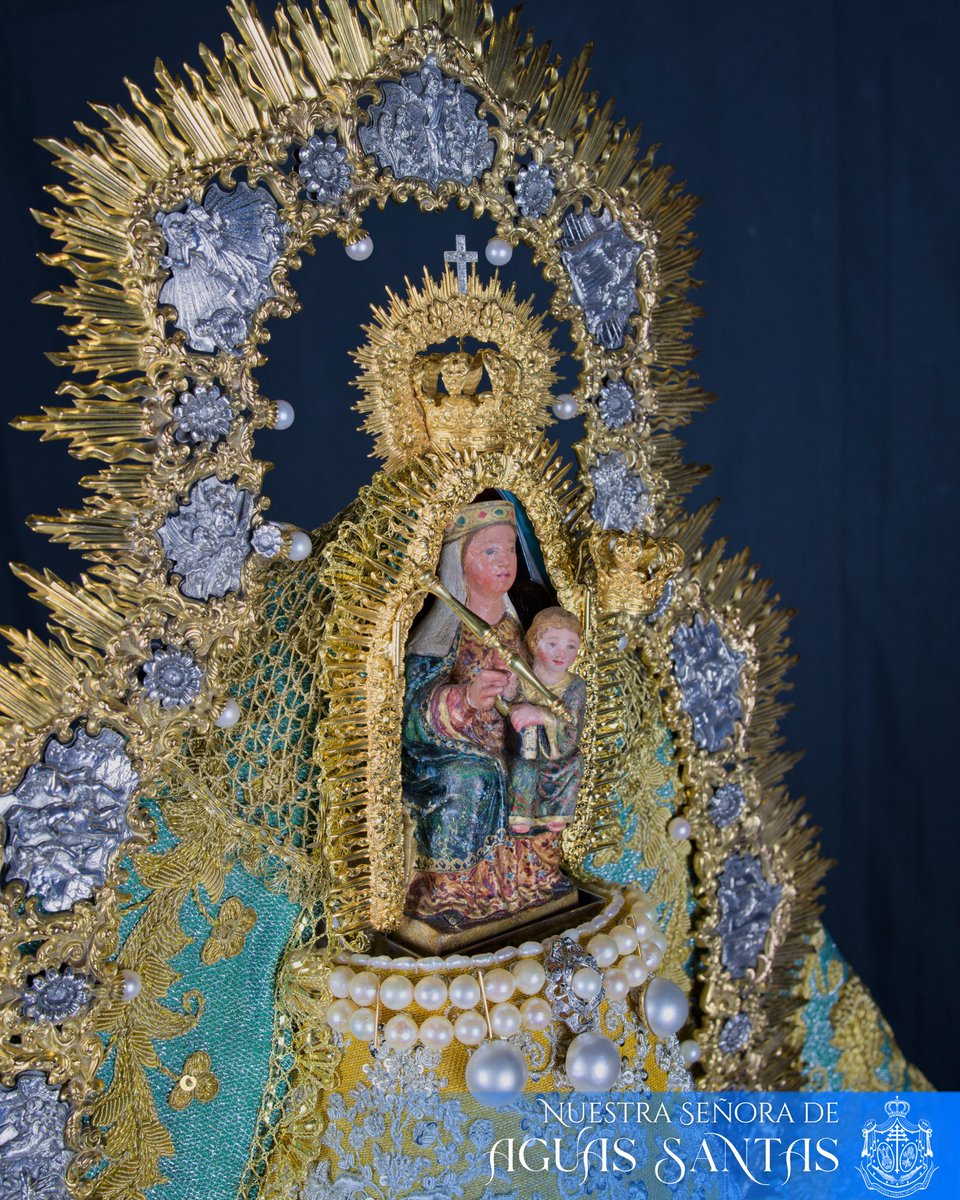 H_AguasSantas's tweet photo. Santa María de Aguas Santas ha sido revestida por sus camareras para la celebración de su Solemne Novenario y Salida Procesional.

Luce saya en tisú de oro bordada en plata; manto en tisú verde mar bordado en oro; así como juego de ráfaga, coronas y medialuna de oro. https://t.co/K3XPeSf6sN