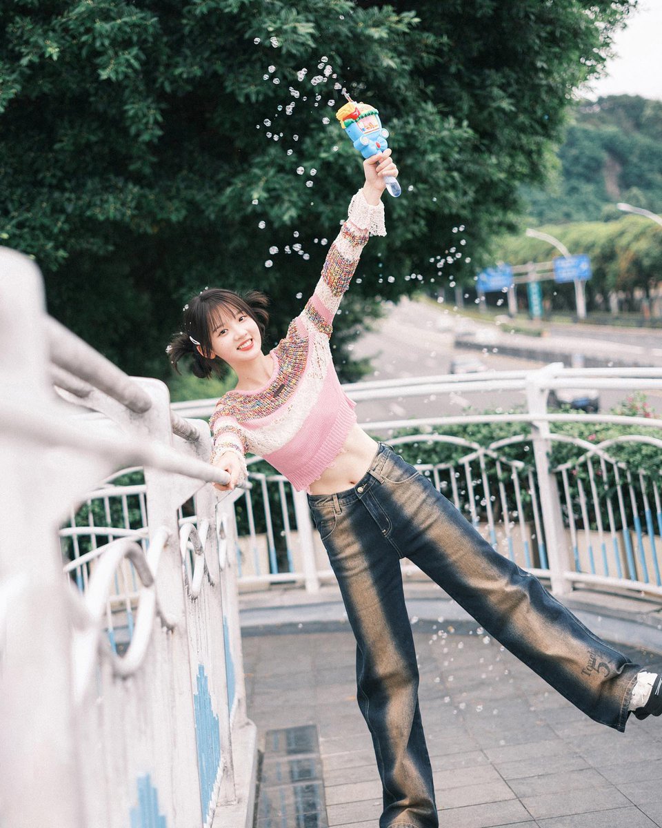 Miaoyid's tweet photo. Releasing dreams into the open breeze, letting every lighthearted bubble carry a spark of nostalgic wonder. https://t.co/9ZWcPPjNwz