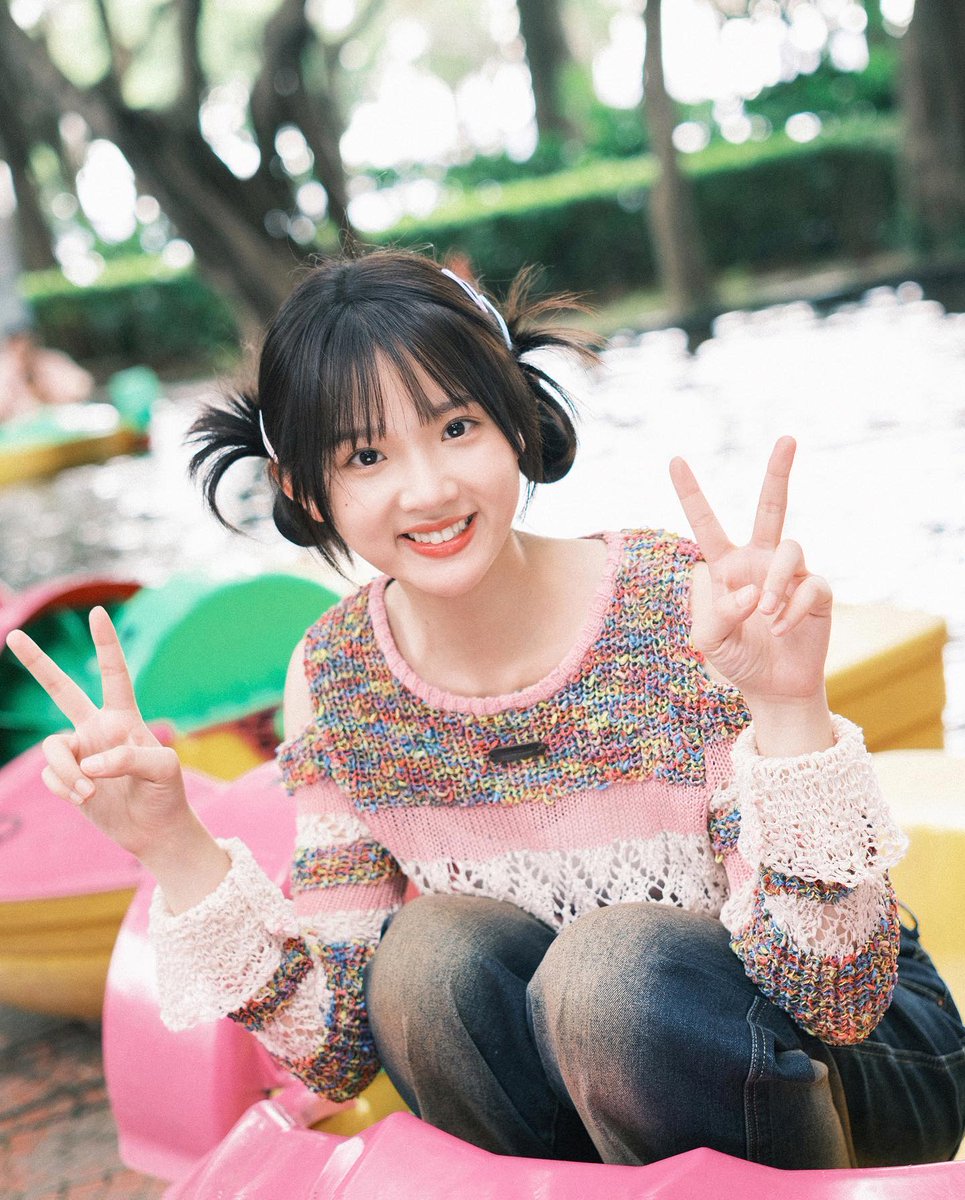 Miaoyid's tweet photo. Releasing dreams into the open breeze, letting every lighthearted bubble carry a spark of nostalgic wonder. https://t.co/9ZWcPPjNwz