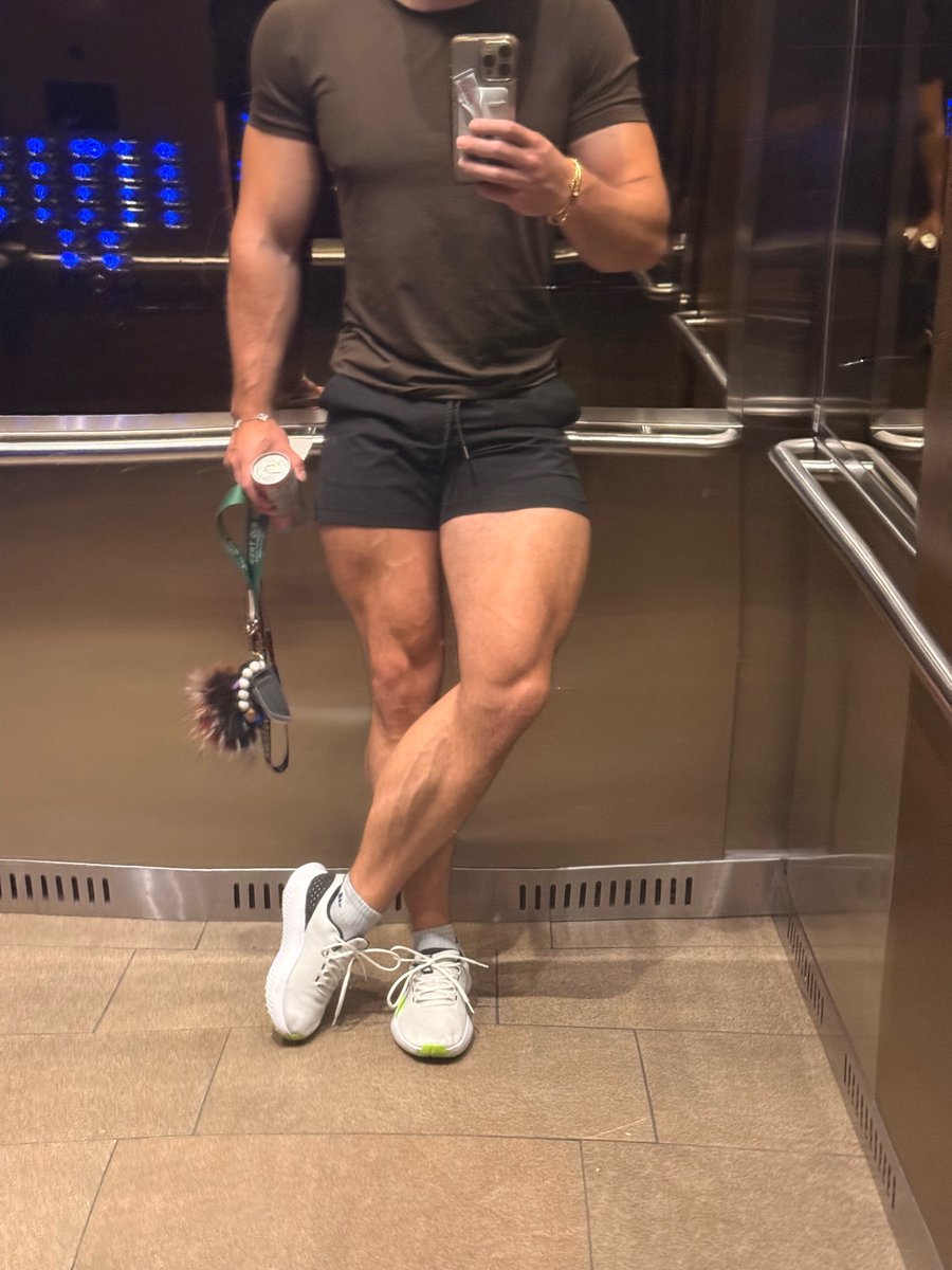 alphaem6's tweet photo. I forget how nice my legs are https://t.co/P7Xg6tvAIU
