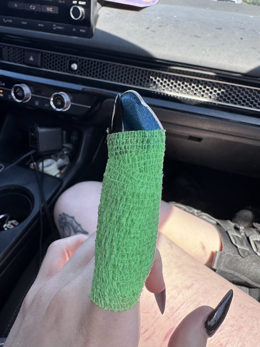 kitty_gutz_'s tweet photo. sliced open my fuckin finger with a kitchen knife in the middle of a scene and had to get 3 stitches lmao 🩸🩸🩸 https://t.co/SYqUcTq2lC