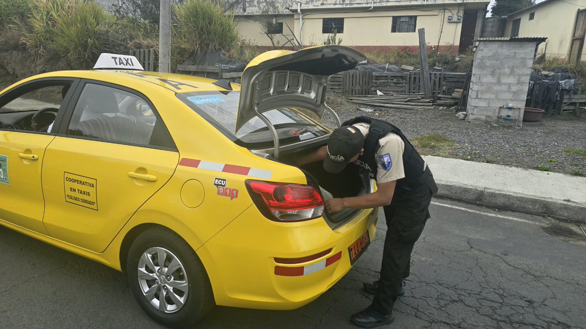 PoliciaEcZona3's tweet photo. 📍 #TUNGURAHUA | CONTROLES POLICIALES REFUERZAN LA VIGILANCIA EN #PATATE
Ejecutamos controles preventivos y registros a personas y vehículos en diferentes sectores, orientados a identificar personas requeridas por la justicia y detectar armas y sustancias sujetas a fiscalización https://t.co/zziONFMLYj