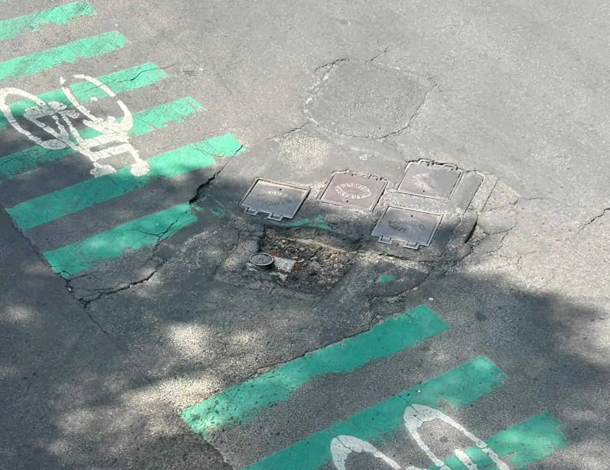 JaimeCerdio's tweet photo. Hola, @SOBSECDMX @BJAlcaldia @locatel_mx, 

Se solicita atentamente su apoyo para atender un hundimiento que se está formando sobre la calle Amores, esquina con División del Norte, en el centro de la Glorieta #MariscalSucre, #DelValleNorte, #BenitoJuárez.

El desnivel lleva aproximadamente cinco días, está ocasionando afectaciones a los vehículos y representa un riesgo para ciclistas que circulan por este punto. Vecinas y vecinos han levantado el reporte con folio SUAC-2609054626232.

Agradezco su apoyo para revisar y atender. 🙏