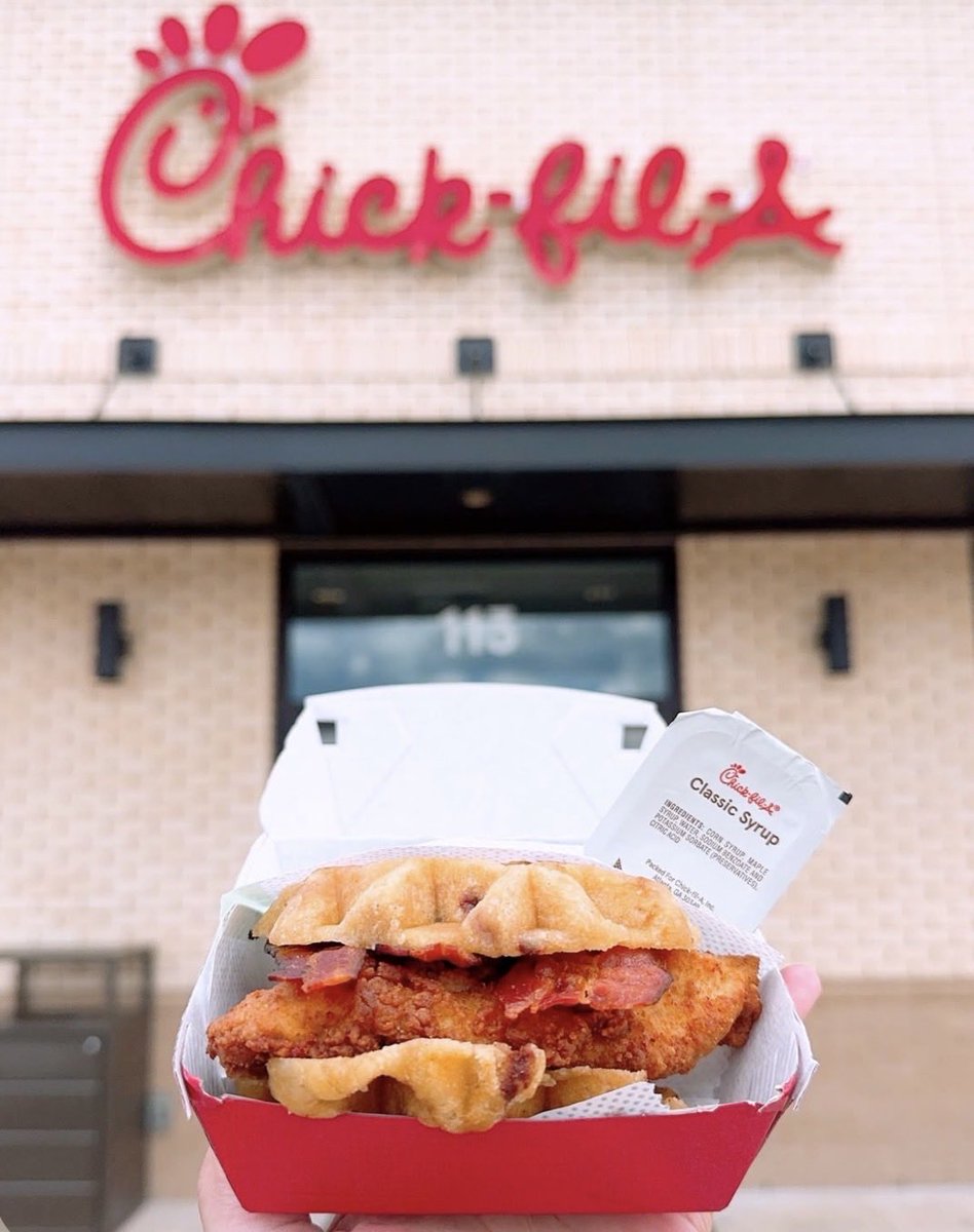EllaMatyas's tweet photo. @ChickfilA released its new menu item: chicken and waffles! 🍗🧇
Many consumers associate fast-food chicken and southern hospitality with Chick-fil-A. Chick-fil-A didn’t create a new menu item that’s irrelevant, but fits seamlessly with the brand and its customers’ taste profile. https://t.co/SlURXUN5mA