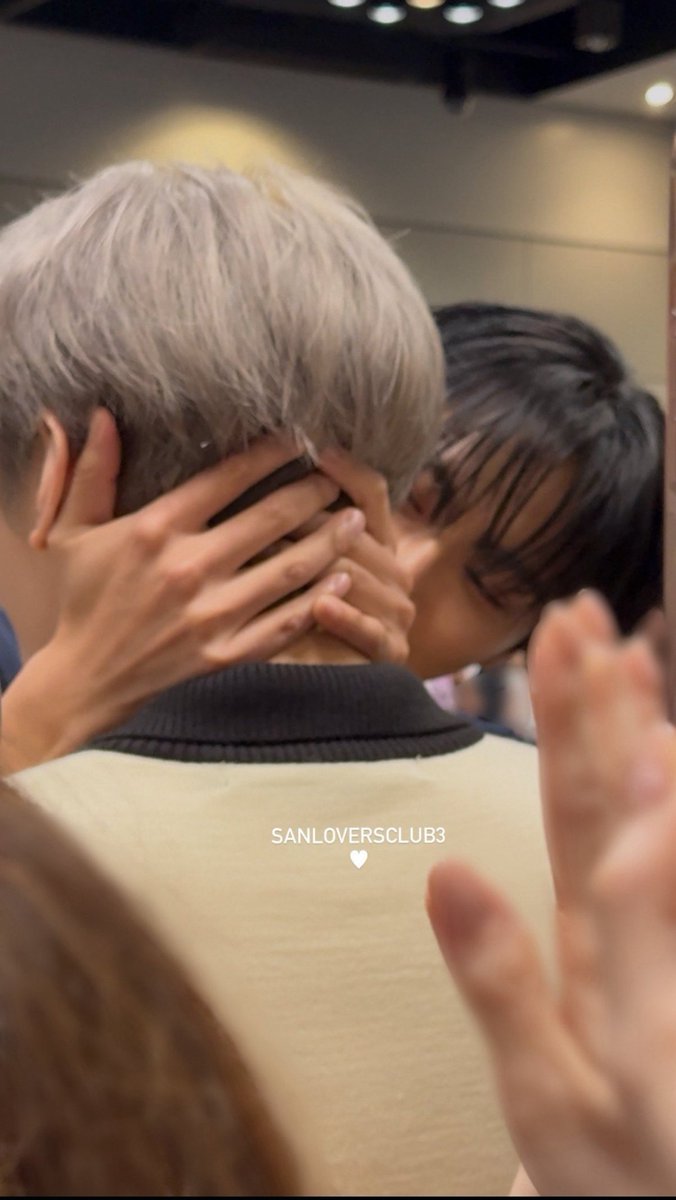 HwaHalaziaa's tweet photo. *🐇 sees*

*🐇 kiss attack*

*🐇 proud of his work* https://t.co/OYVlb2Hm18