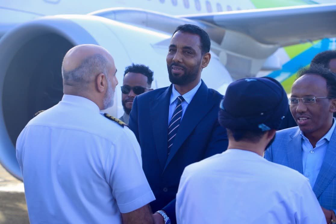 MotcaSomali's tweet photo. 🛬 Oman's SalamAir has officially launched direct flights connecting Somalia and Oman.The Minister of Transport &amp; Civil Aviation, Mohamed Farah Nuh, alongside members of both houses of Parliament, welcomed the inaugural flight at Aden Adde International Airport. 🇸🇴🤝🇴🇲 https://t.co/QBLZnek82f