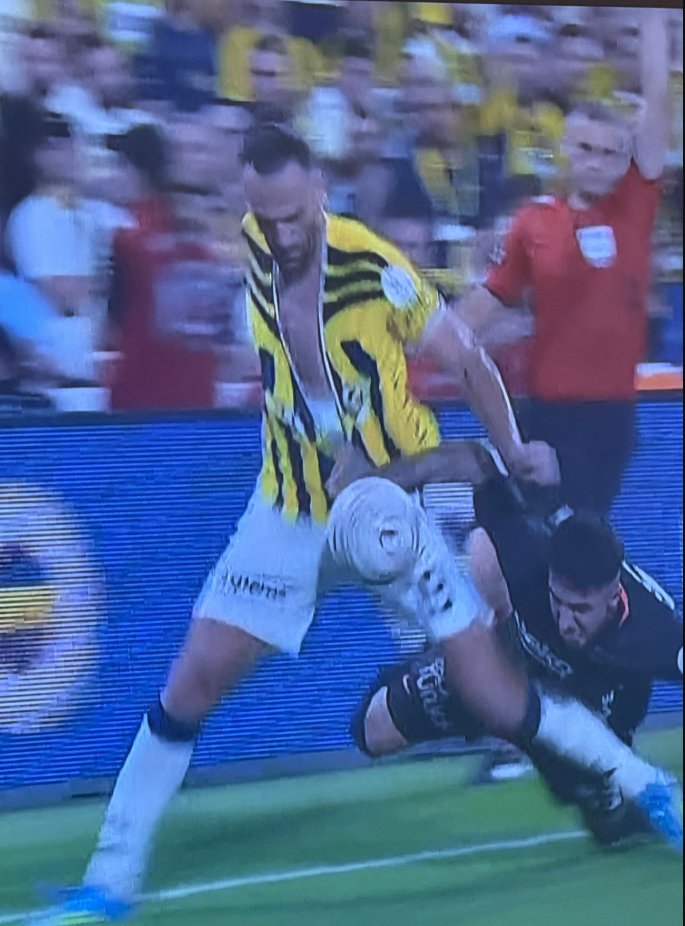 onuryazicioglu's tweet photo. Forma olmuş XXXXL... Beşiktaş faul kullanıyor. 

Agbadou kafayı eğip Guendouzi'nin gözünü patlatıyor. Çarpışma diyor, oyun taç atışıyla başlıyor. Vlahovic kırmızı kart görmüyor, Beşiktaş 11 kişi oynamaya devam ediyor. Vlahovic oyunda kalıp gol atıyor. İki penaltı zaten verilmiyor. 

Skoru daha nasıl etkileyeceksin ki? Formadan çekmek zaten Fenerbahçe'ye karşı serbest. 

Sonra İsmail Hoca'yı gönderelim değil mi? Bravo...