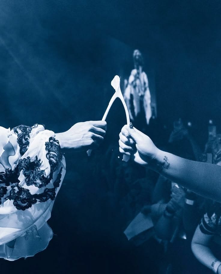latamcg's tweet photo. #wbwtlatam supporters, it’s time to make a wish! ⚓️🍀🐈‍⬛

if you broke the wishbone, what song would you wish for conan to sing as a surprise song at your show? 

share your answer using #wbwtlatam 🫧 https://t.co/jlJxi8tYog
