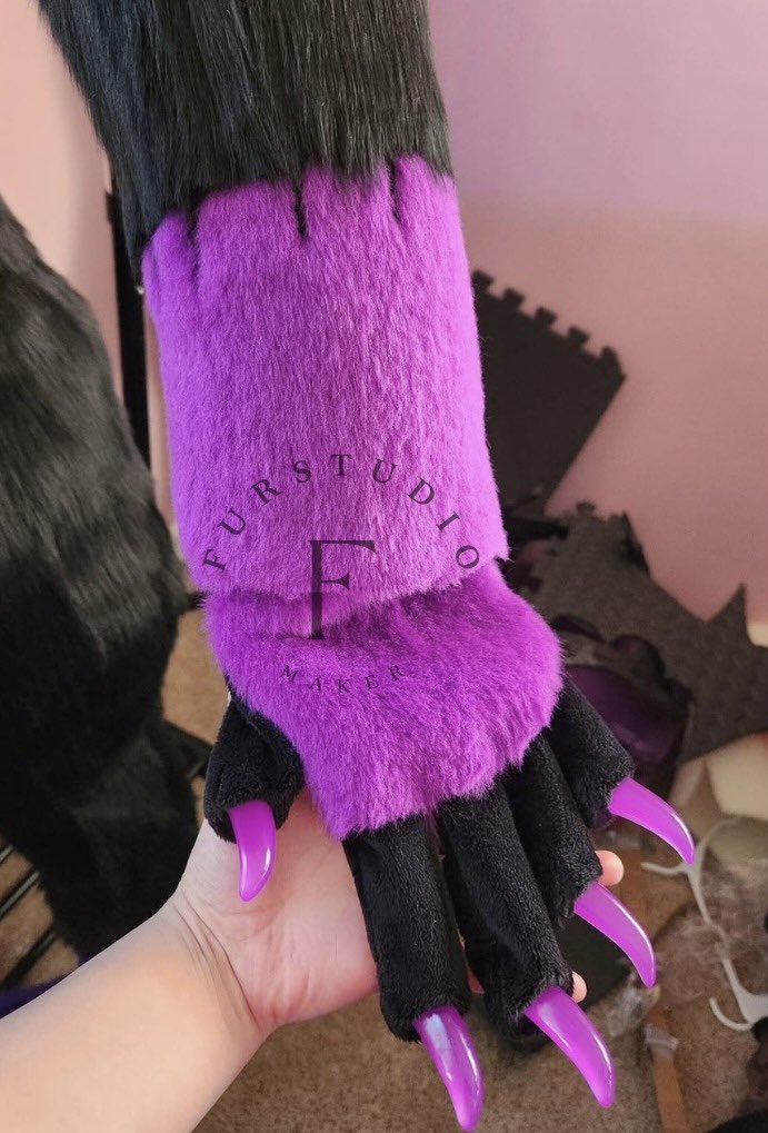 Furstudioo6's tweet photo. Fullsuit finished 🟣
This is a planti suit with some upper thigh padding!

This guy has some asymmetrical markings with "stitch" details along with outdoor feet I patterned up myself. Claws are custom color from DVC :)

#fursuitmaker #furryfandom #raccoonfursuit #furryoc #fursona #fursuitcommission #fursuit #furrymaker #furrysuit #furryartist