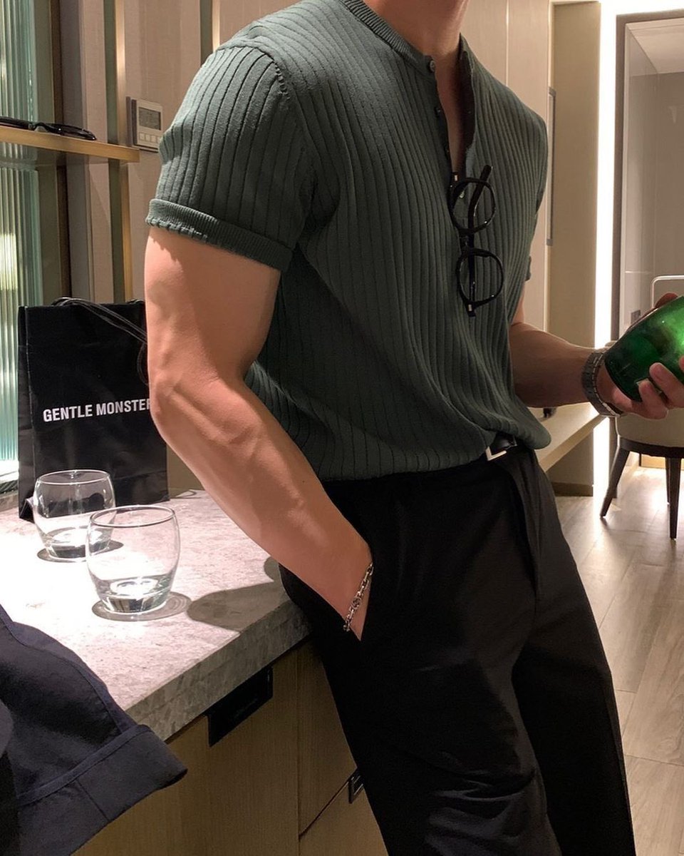 Ussonlyy's tweet photo. I’m attracted to men who dress like this.🤍 https://t.co/CS5t3VZdY8