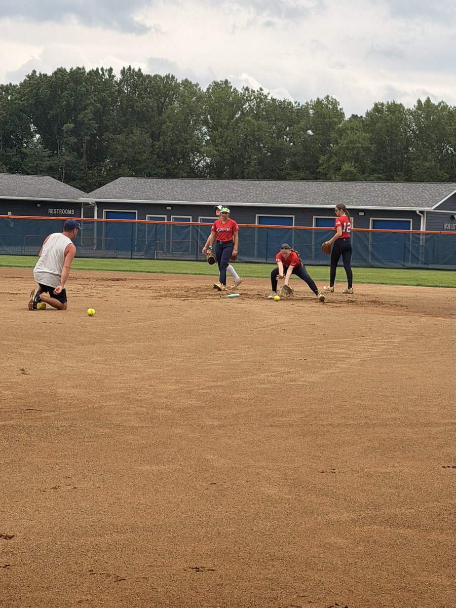 GlorySignorelli's tweet photo. Saturday morning well spent practicing with @VAGloryMiller and getting motor preference assessments! Thank you @Coach_Shelley15 and @SuzyWillemssen for sharing your time and expertise with us! 
#purposedrivensoftball https://t.co/fNmFuGBwiO