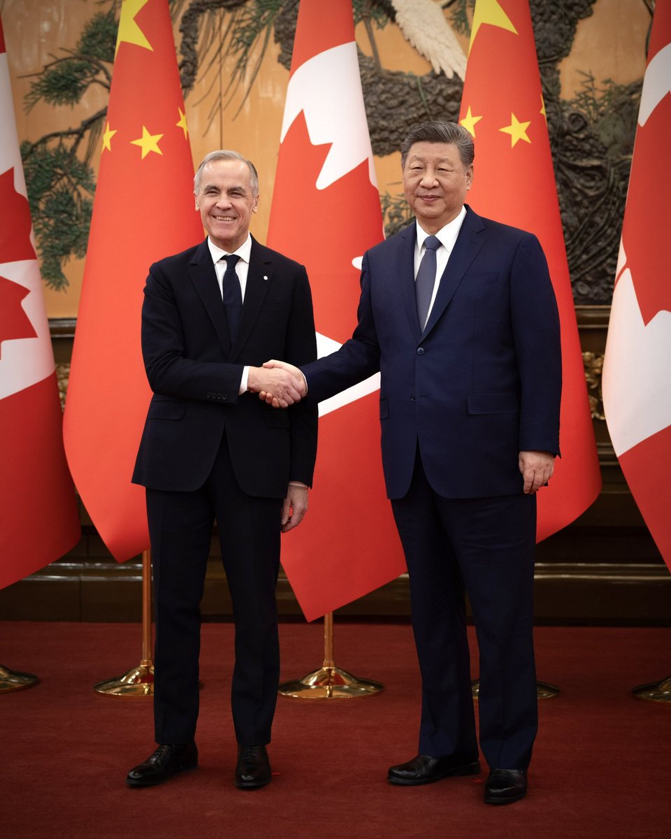SputnikMundo's tweet photo. 🇺🇸🇨🇦🇨🇳 En medio de tensiones con EEUU, Canadá reanuda el diálogo militar con China

🪖 Las fuerzas armadas de ambas naciones sostuvieron sus primeras conversaciones formales en ocho años, en un gesto que marca la continuación del paulatino deshielo en las relaciones bilaterales entre Ottawa y Pekín. 

🛩 El encuentro de nivel técnico se centró en la gestión de crisis, la comunicación estratégica y la prevención de incidentes de seguridad marítima y aérea, según indicó el Ministerio de Defensa chino, que añadió en un comunicado que ambas partes exhibieron la intención de "reforzar la cooperación y el mutuo entendimiento y confianza"

La reanudación del contacto militar directo se produce en un escenario de creciente presión por parte de Washington para endurecer las posturas de otros países en relación al gigante asiático, y en medio de un nuevo embate comercial de la Administración Trump contra Ottawa, luego que la Casa Blanca anunciara la imposición de aranceles adicionales a las importaciones canadienses del 50%.