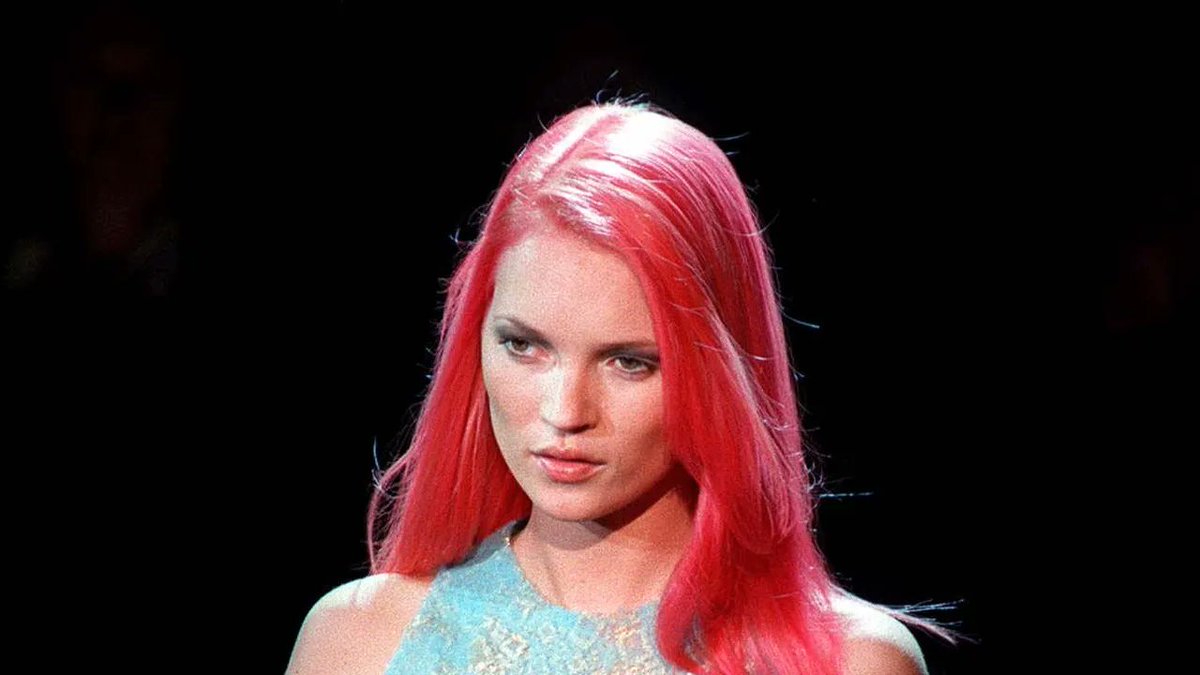 BRELLAFASHION's tweet photo. kate moss https://t.co/2GuzWbpgfA