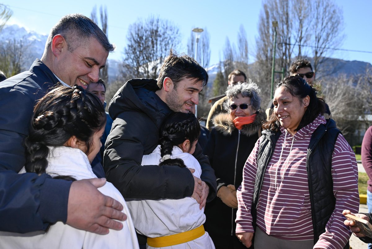 NachoTorresCH's tweet photo. UN NUEVO ANIVERSARIO DE EL HOYO CON OBRAS QUE PROYECTAN FUTURO

Junto al intendente César Salamín, las familias y los vecinos de El Hoyo , celebramos los 73 años de una localidad de la Comarca Andina que, con la fuerza de su gente y el profundo arraigo de su comunidad, ha demostrado frente a cada adversidad una enorme capacidad para salir adelante y seguir creciendo.

En este nuevo aniversario, seguimos acompañando ese crecimiento con hechos concretos: inauguramos la nueva oficina del Registro Civil, entregamos las llaves de su primera vivienda a más familias de la localidad, pusimos en funcionamiento una Casa Refugio y firmamos convenios para construir nuevas viviendas, extender la red de gas, pavimentar calles y poner en valor el patrimonio local.

Porque celebrar un nuevo aniversario de El Hoyo es honrar a los pioneros que construyeron esta tierra e hicieron grande a nuestra provincia.

¡Felices 73 años para todos los vecinos!