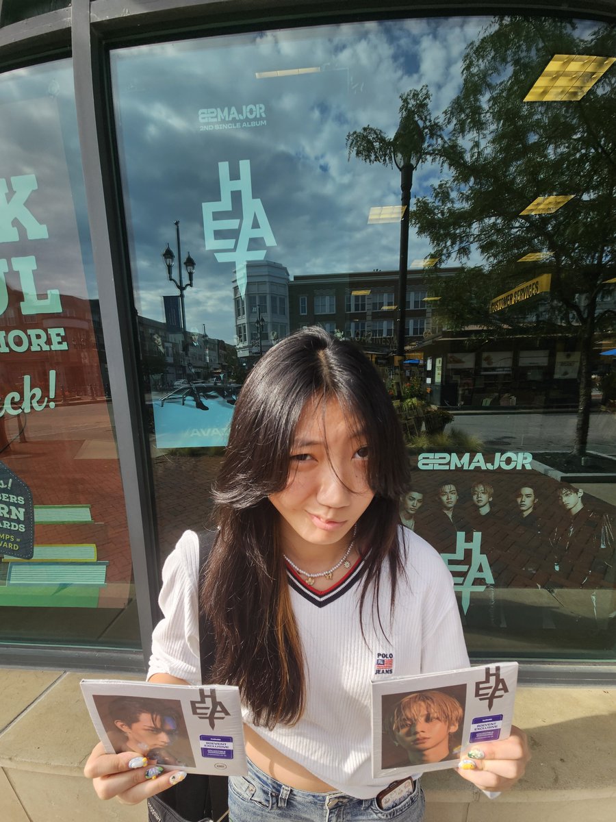 loafjin's tweet photo. Took #1 82DE and #1 Seokjoon lover to the #82MAJOR_AlbumReleaseEvent we came out to the Cleveland Barnes and Noble location and had a BLAST #hello82 #82giveaway @hello82official @82MAJOR_231011 you have not seen a happier clam than her assuredly https://t.co/6DQvdg7Yq3