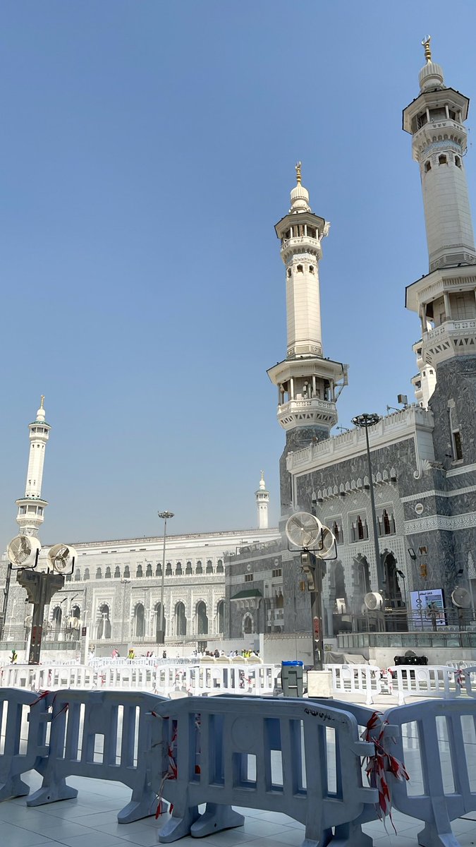Loi7vfeee's tweet photo. في هذا اليوم غمرتني المشاعر لأول مره في حياتي وشعرت بأني ولدت من جديد فقط لمجرد اداء مناسك العمره وددت لو ان قُبضت روحي هنا وددت لو انها وافتني المنيه في هذه البقعة الطاهره نفس الشعور وأعظم منه شعرت فيه في المدينة كم تمنيت اني من اهل تلك المدينتين المقدسه https://t.co/TTbhkCfu1f
