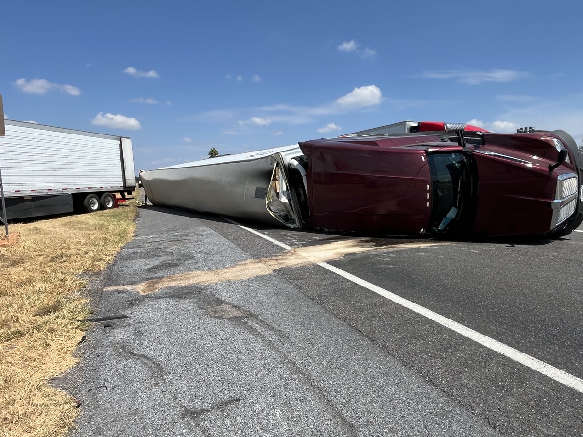 TxDOTPharr's tweet photo. TRAFFIC ALERT/LINN. Southbound US 281 traffic impacted all day after a truck hauling 40,000 pounds of produce overturns. Traffic has been utilizing the NB lanes for NB &amp; SB travel. Truck removal expected soon. https://t.co/Wnx2EL6wiJ