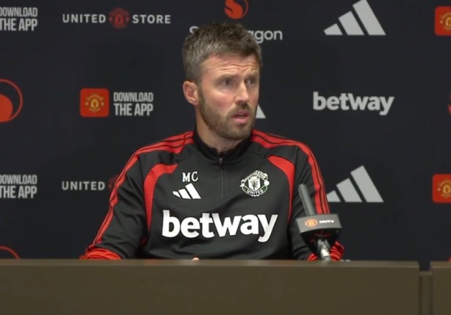 utdreport's tweet photo. Michael Carrick feels #mufc can compete despite spending less than their rivals this summer:

“I certainly feel we can compete. I think the challenge is just getting the right dynamics, the right balance, getting the right group together to enhance the rest, whether you need experience, some younger players. The actual amount of money in the end, I understand it can be a big thing. It doesn't always have to be the answer.” [@sistoney67]
