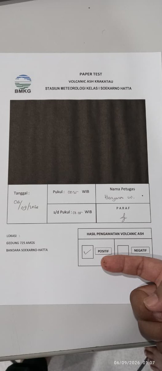RadioElshinta's tweet photo. ⚠️ Update Kritikal — Bandara Soekarno-Hatta (WIII) CLOSED 4 Jam

Paper Test BMKG di Gedung 725 AMOS, Bandara Soekarno-Hatta, 00.35-01.05 WIB (05 Sep 2026, 17.35-18.05 UTC) menunjukkan hasil POSITIF Volcanic Ash Krakatau.

Berdasarkan hasil rapat dengan Kaotban I, WIII (Soekarno-Hatta) ditutup selama 4 jam, 01.30-05.30 WIB (18.30-22.30 UTC) 06 Sep 2026. NOTAM sedang dalam proses penerbitan. 

@SAR_NASIONAL