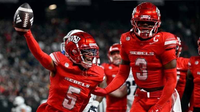 GarfieldPickss's tweet photo. Vamos por el verde  🏈👇

1️⃣ UNLV Rebels vs Hawaii Rainbow Warriors

UNLV Rebels ML.

Superior profundidad en el juego terrestre, mayor solidez en las trincheras y un esquema ofensivo con múltiples variantes para castigar los espacios abiertos. https://t.co/mK22XSfTWV
