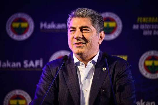 Ayaz_Y_'s tweet photo. Farioli’yi getirecek, istediği transferleri yapıp ligi bükecekti. 
Güvenli limanda, “o mahur beste çalar müjganla ben ağlaşırdık” şarkısıyla beraber siktiğiniz umutlarımızı hayal edersiniz sevgili kongre üyeleri. 
Efendim hayal satıyormuş, hitabeti kötüymüş. 
Hepiniz İstanbul beyefendisi, realist adamlarınız zaten!  
Ülkenin her tarafından, hitabeti edeyat-ı cedideden esintiler veren adamlar fışkırıyordu aq.