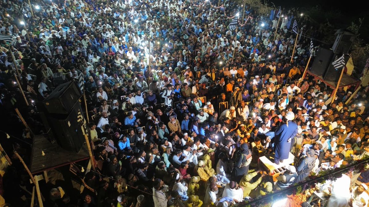 SamiSwati_'s tweet photo. انڈیا کی سرحد سے متصل تھرپارکر کے صحراؤں میں جے یو آئی کی طاقت کا شاندار مظاہرہ، سومرا سر میں عوام کا سمندر اُمڈ آیا

جے یو آئی کے صوبائی قائدین کا تھرپارکر کا تنظیمی دورہ، امن عالم اجتماع سکھر 2027ء کی تیاریوں کے سلسلے میں تاریخ ساز عوامی جلسہ، ہزاروں افراد کی بھرپور شرکت

تھرپارکر/ڈیپلو: انڈیا کی سرحد سے متصل ضلع تھرپارکر کے وسیع صحراؤں اور تحصیل ڈیپلو کے انتہائی دیہی گاؤں سومرا سر میں جمعیت علماء اسلام کی تاریخ ساز عوامی قوت کا شاندار مظاہرہ دیکھنے میں آیا، جہاں جے یو آئی کے صوبائی قائدین کے تنظیمی دورے اور امن عالم اجتماع سکھر 2027ء کی تیاریوں کے سلسلے میں منعقدہ عظیم الشان عوامی جلسے میں ہزاروں افراد کا سمندر اُمڈ آیا۔

جمعیت علماء اسلام ضلع تھرپارکر اور تحصیل ڈیپلو کی میزبانی میں منعقدہ اس عظیم الشان اجتماع نے ثابت کر دیا کہ سندھ کے دور دراز صحرائی اور سرحدی علاقوں میں بھی جمعیت علماء اسلام کی جڑیں عوام میں گہری اور مضبوط ہیں۔ عوام کی غیر معمولی اور مثالی شرکت جے یو آئی کی بڑھتی ہوئی عوامی و تنظیمی قوت کا بھرپور اظہار تھی۔

جلسہ عام سے جمعیت علماء اسلام سندھ کے امیر حضرت سائیں عبدالقیوم ہالیجوی صاحب مدظلہ اور قائد سندھ علامہ راشد خالد محمود سومرو صاحب مدظلہ نے خصوصی خطاب کیا۔ صوبائی قائدین کی آمد پر کارکنوں اور عوام نے ان کا پرتپاک استقبال کیا، جبکہ پورا پنڈال جے یو آئی کے کارکنوں اور عوام کے جوش و جذبے سے گونجتا رہا۔

مقررین نے اپنے خطابات میں کہا کہ امن عالم اجتماع سکھر 2027ء کی تیاریوں کو سندھ کے ہر شہر، قصبے اور گاؤں تک پہنچایا جائے اور اس عظیم اجتماع کو کامیاب بنانے کے لیے کارکن دن رات محنت کریں۔ انہوں نے عوامی رابطہ مہم اور تنظیمی سرگرمیوں کو مزید منظم اور مؤثر بنانے کی ضرورت پر زور دیتے ہوئے کہا کہ جے یو آئی عوام کی طاقت سے ملک میں حقیقی، آئینی اور عوامی جدوجہد جاری رکھے گی۔

اس موقع پر ضلع تھرپارکر کی قیادت، مختلف تحصیلوں کے ذمہ داران، کارکنوں اور ہزاروں کی تعداد میں عوام نے شرکت کی۔ صحرائے تھر کے ایک دور افتادہ دیہی گاؤں میں عوام کی اس مثالی شرکت نے ایک مرتبہ پھر یہ پیغام دیا کہ جمعیت علماء اسلام محض شہروں تک محدود جماعت نہیں بلکہ سندھ کے دور دراز علاقوں تک پھیلی ایک مضبوط عوامی و تنظیمی قوت ہے۔

جمعیت علماء اسلام ضلع تھرپارکر کی قیادت، تحصیلوں کے تمام ذمہ داران، کارکنان اور غیور اہلیانِ تھرپارکر سومرا سر میں تاریخ ساز کانفرنس کے کامیاب انعقاد اور مثالی عوامی شرکت پر دلی مبارک باد کے مستحق ہیں۔

#سمیع_سواتی