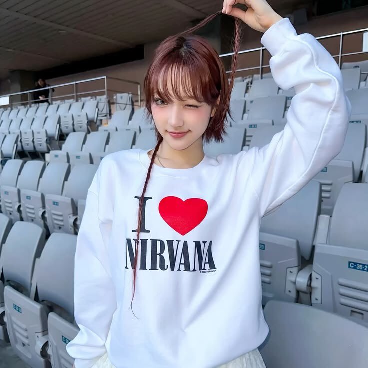 ppohanaz's tweet photo. gente e a jiyu que apareceu com uma blusa que ama nirvana entao isso significa que ela apoia o trabalho escravo, o trabalho analogo e infantil das colheitas de algodao  e se ela apoia o trabalho escravo isso significa que ela é racista pfvr cancelem a! essa nojenta https://t.co/1qSkEDvO8l