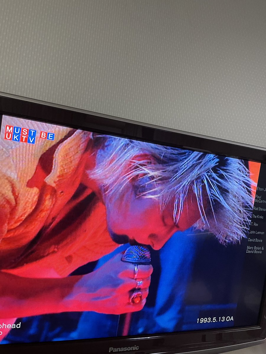 takubossa's tweet photo. 0時の巡回終わりコーヒー飲みながらNHK BSでレディオヘッドやブラーのライブ映像観てる^ ^
嬉しい☺️ https://t.co/oCw1waXsjB