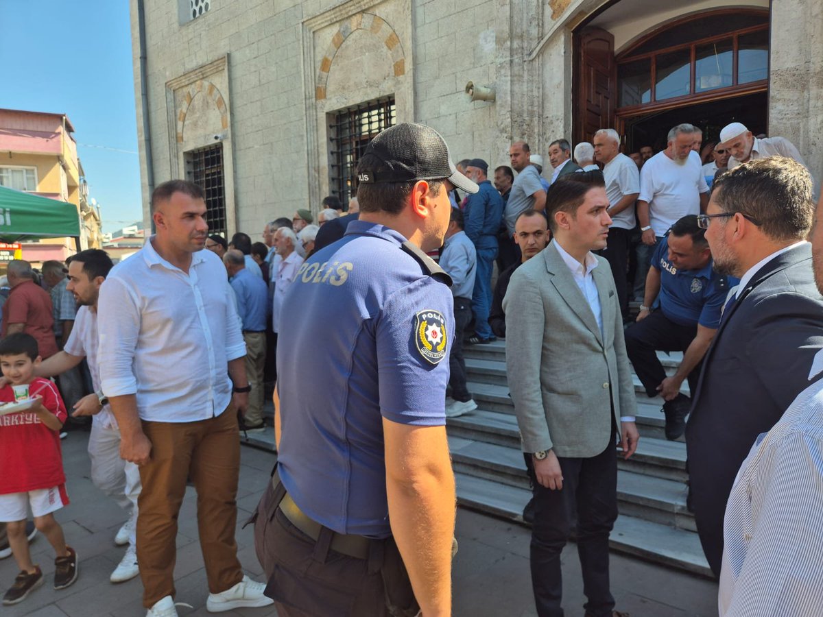 g_kozlu's tweet photo. Sn. Kaymakamımız Evren ÇAKIR Aziz şehidimiz Yusuf YELKENCİ'nin şehadetinin sene-i devriyesi münasebetiyle düzenlenen Mevlid programına katıldı. Kaymakamımız şehidimizin emaneti olan kıymetli ailesi ve hemşehrimizle bir araya gelerek dualara ortak oldu.
@TC_icisleri @TC_Zonguldak https://t.co/eiC5eztfKj