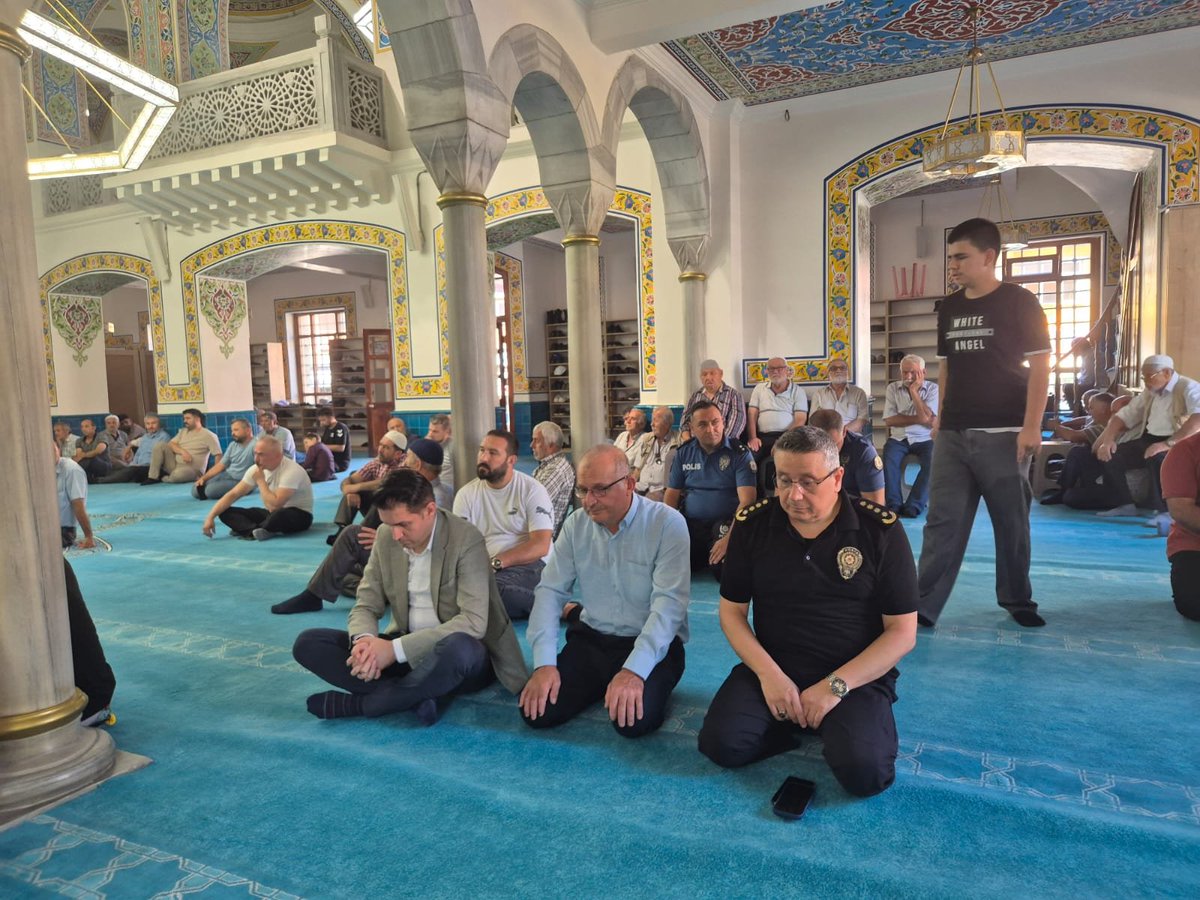 g_kozlu's tweet photo. Sn. Kaymakamımız Evren ÇAKIR Aziz şehidimiz Yusuf YELKENCİ'nin şehadetinin sene-i devriyesi münasebetiyle düzenlenen Mevlid programına katıldı. Kaymakamımız şehidimizin emaneti olan kıymetli ailesi ve hemşehrimizle bir araya gelerek dualara ortak oldu.
@TC_icisleri @TC_Zonguldak https://t.co/eiC5eztfKj
