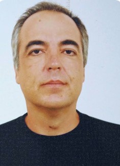 kokkinos111's tweet photo. 5 Σεπτέμβρη 2002: “Γεια σας! Είμαι ο Δημήτρης Κουφοντίνας και ήρθα να παραδοθώ”  
 
“Γεια σας! Είμαι ο Δημήτρης Κουφοντίνας και ήρθα να παραδοθώ” δήλωσε στον εμβρόντητο φρουρό στην είσοδο της ΓΑΔΑ, το μέλος της 17Ν. το μεσημέρι της 5ης Σεπτέμβρη του 2002.

“Θα μπορούσα αν ήθελα να έχω διαφύγει και να οικοδομήσω μια άλλη ζωή, μακριά από πράγματα που θα μπορούσαν να με προδίδουν. Ομως κάτι τέτοιο θα ήταν αντίθετο με την επαναστατική ηθική, τις ιδέες και τη στάση μου ως σήμερα. 
Δεν μπορούσα να αφήσω συντρόφους, (τον ένα μάλιστα βαριά πληγωμένο), που μαζί αγωνιστήκαμε και μοιραστήκαμε οράματα και διαψεύσεις, ελπίδες και απογοητεύσεις, να είναι όμηροι στα χέρια του εκδικητικού κράτους, ενώ εγώ θα απολάμβανα μια ανέντιμη ελευθερία.

Δεν μπορούσα να αφήσω να κατηγορούνται άδικα άνθρωποι που είτε δεν είχαν σχέση, είτε πέρασαν κοντά από την οργάνωση χωρίς να το γνωρίζουν. Δεν μπορούσα να εγκαταλείψω τη συντρόφισσά μου να υφίσταται τα όσα υφίστατο εξ αιτίας των δικών μου επιλογών και να χρησιμοποιείται σαν μέσο πίεσης εναντίον μου. 

Αντί για τη σιγουριά της φυγής και της σιωπής, επέλεξα να εμφανιστώ, να αναλάβω τις πολιτικές ευθύνες των επιλογών μου, και να τις υπερασπίσω με όποιο κόστος“, είχε δηλώσει ο Δημήτρης Κουφοντίνας σε συνέντευξή του στην Ελευθεροτυπία.

Και έτσι τους στέρησε τους αλαλαγμούς της σύλληψης και την ηδονή του διασυρμού του.
 
https://t.co/PvtopSQq8S