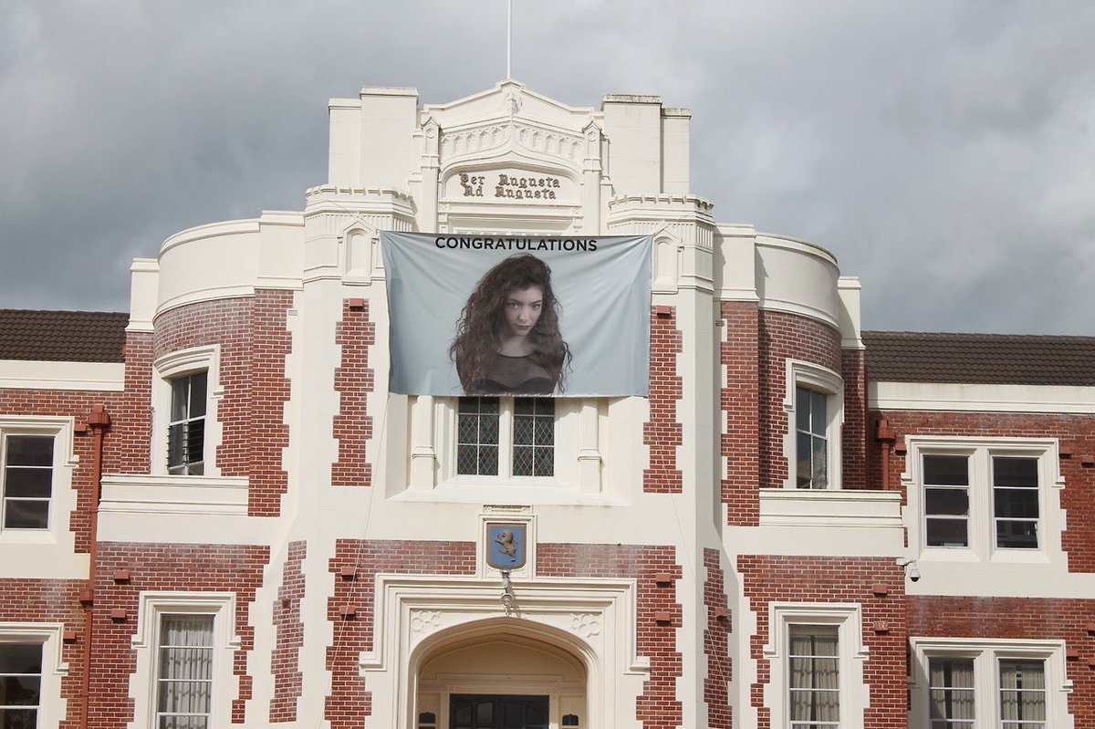 lordeacerve's tweet photo. quando a lorde ainda estava no ensino médio em 2014 e a escola dela homenageou ela depois de ganhar o grammy https://t.co/XFqmXArRw2