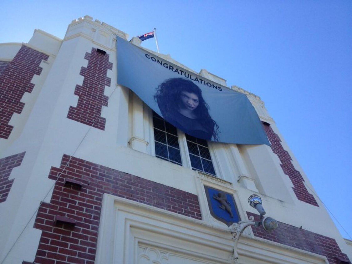lordeacerve's tweet photo. quando a lorde ainda estava no ensino médio em 2014 e a escola dela homenageou ela depois de ganhar o grammy https://t.co/XFqmXArRw2
