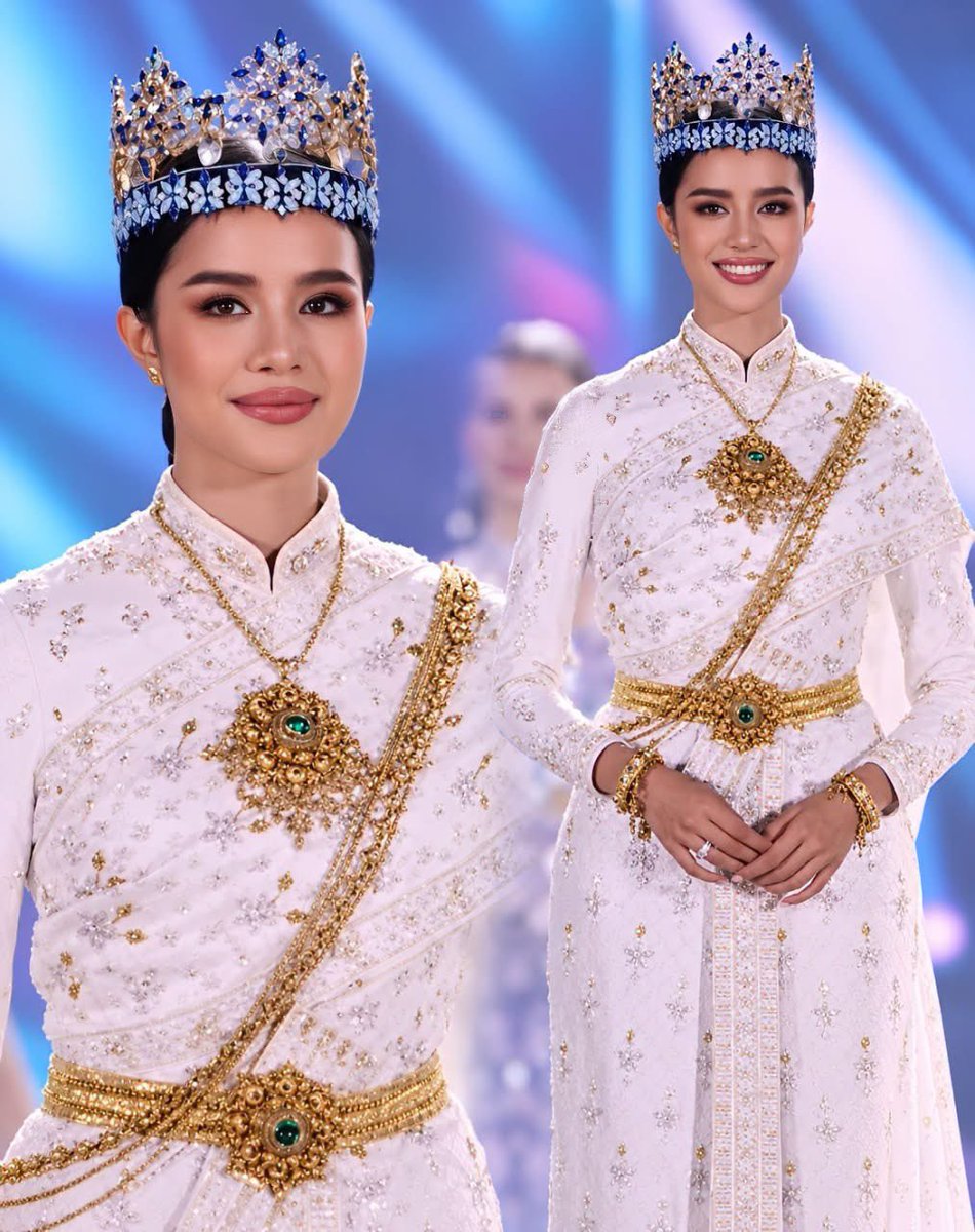 Skyboyz15's tweet photo. “โอปอล สุชาตา ช่วงศรี” Miss World 2025 สวมใส่  ชุดไทยศิวาลัย สีขาว บนเวที Miss World 2026 เพื่อมอบมงกุฎให้กับ Miss World 2026 คนต่อไป งดงามมากๆ 👑🇹🇭
#โอปอลสุชาตา #MissWorld2025 
#MissWorld2026 https://t.co/KcbzLKcuYl